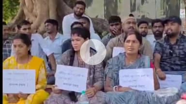 कोडरमा: झारखंड राज्य आजीविका कर्मचारी संघ ने विभिन्न मांगों को लेकर समाहरणालय में दिया धरना