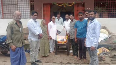 महू मानपुर में पंडित दीनदयाल उपाध्याय जी की जयंती पर किया गया माल्यार्पण