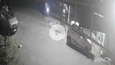 भीलवाड़ा: आरके कॉलोनी में बाइकर्स का उत्पात, पत्थर मारकर तोड़ दिया कार का शीशा, सीसीटीवी में आया सामने