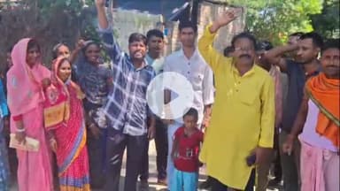 समस्तीपुर: अंगार घाट पंचायत भवन पर ताला लगे रहने से ग्रामीणों ने की नारेबाजी, राशन कार्ड बनवाने पहुंचे थे लोग