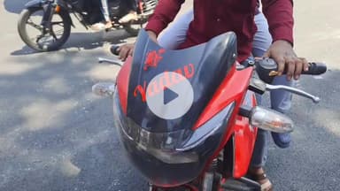 झांसी: यातायात पुलिस विभाग ने इलाइट चौराहे पर चलाया चेकिंग अभियान, गाड़ियों पर जाति लिखे होने पर किया चालान