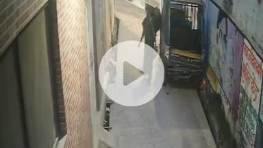 झांसी: नंदनपुरा की गली में आवारा सांड ने महिला को उठाकर फेंका, घटना CCTV में कैद, वीडियो हुआ वायरल