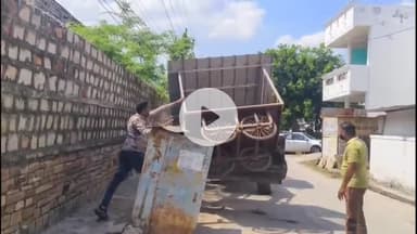 झालरापाटन: नगर परिषद टीम ने शहर के कुम्हार मोहल्ला पीजी कॉलेज रोड से अवैध गुमटियों, ठेले, थडियों व अतिक्रमण को हटाया