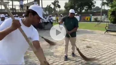 शाहबाद: अंबेडकर पार्क में अधिशासी अधिकारी ने श्रमदान कर सफाई का संदेश दिया