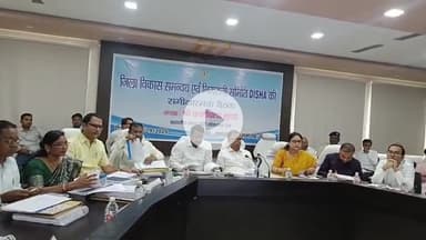 सिमडेगा: सिमडेगा समाहरणालय सभागार में सांसद की अध्यक्षता में जिला विकास समन्वय एवं निगरानी समिति की बैठक हुई