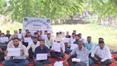 सिमडेगा: झारखंड आजीविका कर्मचारी संघ सिमडेगा ने पांच सूत्री मांगों को लेकर समाहरणालय के पास दिया धरना