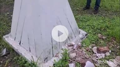 धार: धार के पास नवासा गांव में असामाजिक तत्वों ने महात्मा गांधी की प्रतिमा को किया क्षतिग्रस्त, पुलिस जांच में जुटी