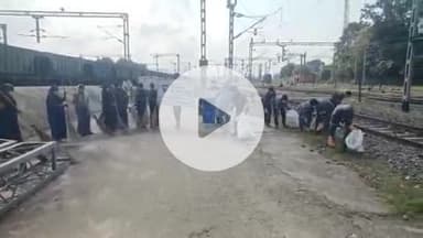 झाझा: झाझा रेलवे परिसर में विशेष सफाई अभियान चलाया गया, यात्रियों से डस्टबिन के उपयोग की अपील की गई
