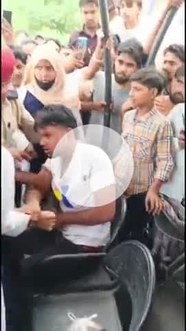 मुज़फ्फरनगर: छात्राओं ने दो युवकों की जमकर पिटाई की, छेड़छाड़ और अपहरण की कोशिश का लगाया आरोप, वीडियो हुआ वायरल