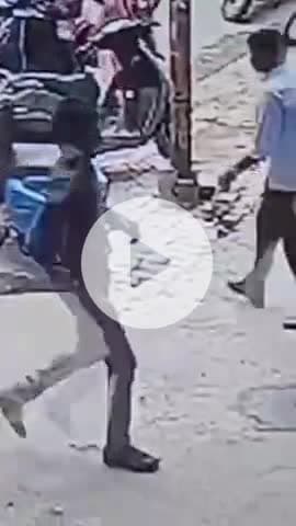 कानपुर: शास्त्री नगर स्थित ज्ञान निकेतन पब्लिक स्कूल में छुट्टी के समय गुस्से में बच्चा संदिग्ध प्रतीत होने पर टीचरों ने पकड़ा