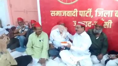 झांसी: आजम खान की रिहाई पर झांसी में सपा कार्यकर्ताओं ने जिला कार्यालय पर एक-दूसरे को मिठाई खिलाकर मनाया जश्न