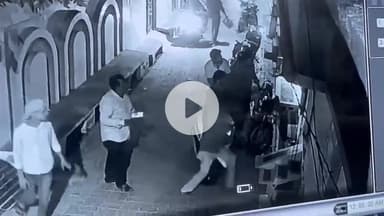 झांसी: शांति भवन डडियापुरा में एक घर में घुसकर कुछ लोगों ने दंपति के साथ की मारपीट, घटना का सीसीटीवी आया सामने