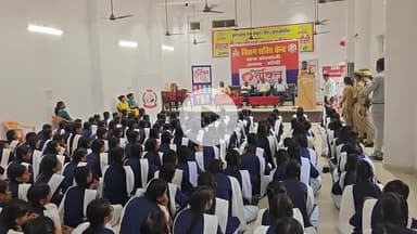 झांसी: एसएसपी ने महारानी लक्ष्मीबाई इंटर कॉलेज में छात्राओं को साइबर अपराध और उनके अधिकारों के बारे में किया जागरूक