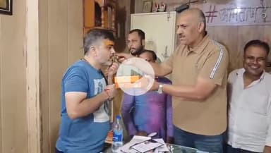 कानपुर: सपा विधायक इरफान सोलंकी की बेल मंजूर होने की खुशी में सपा विधायक अमिताभ बाजपेई ने अपने कार्यालय में मनाया जश्न