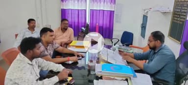 सिमडेगा: बिजली समस्या को लेकर भाजपा नेता कार्यपालक अभियंता से मिले