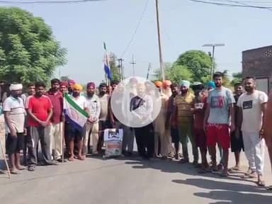 ਧਰਮਕੋਟ: ਪਿੰਡ ਦਾਇਆ ਕਲਾਂ ਵਿਖੇ ਕਿਸਾਨ ਆਗੂ ਦਰਸ਼ਨ ਸਿੰਘ ਦੇ ਘਰ ਅੱਗੇ ਬਣ ਰਹੀ ਨਾਲੀ ਨੂੰ BDOਵੱਲੋਂ ਨਾਲੀ ਦਾ ਕੰਮ ਰੋਕਣ ਤੇ ਕਿਸਾਨਾਂ ਨੇ ਦਿੱਤਾ ਧਰਨਾ