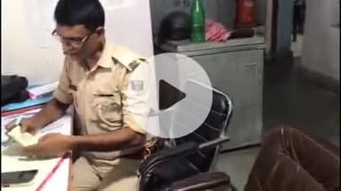 गोपालगंज: नगर थाना परिसर में बिहार विधानसभा चुनाव 2025 को लेकर लाइसेंसी हथियार धारकों का सत्यापन किया जा रहा है