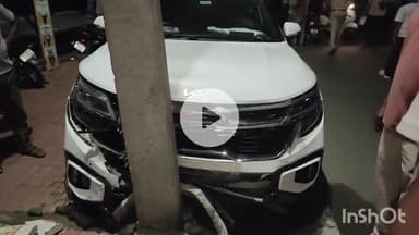 भीलवाड़ा: चंद्रशेखर आजाद नगर में तेज रफ्तार कार ने मचाया कोहराम, 8 वाहनों को टक्कर मारने के बाद विद्युत पोल से टकराकर रुकी