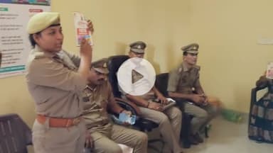 बाह: पिढौरा थाना प्रभारी ने महिलाओं को दी हेल्पलाइन नंबर की जानकारी