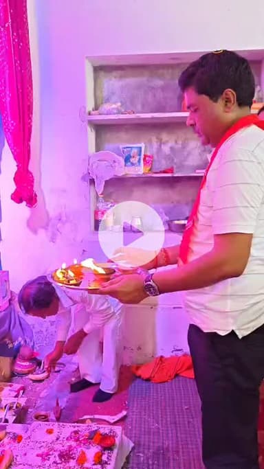 Nilkanth mahadev mandir me Aarti karte   maha kali dham seva sansthan ke adhyaksh pushpdutt Ji Gupta