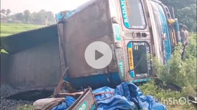 पतरातू: लबगा पंचायत में मां पंच बहिनी मंदिर के पास कोयला लदा ट्रक पलटा, चालक बाल-बाल बचा