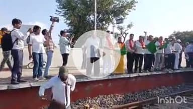 मावली: मावली रेलवे स्टेशन पर उदयपुर से चंडीगढ़ नई रेल सेवा शुरू होने पर कर्मियों ने किया स्वागत, पीएम ने दिखाई हरी झंडी