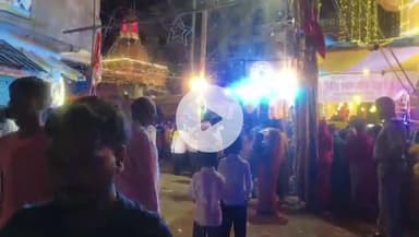 रफीगंज: शहर के बड़ी दुर्गा देवी स्थान के प्रांगण में दुर्गा पूजा के चौथे दिन राम कथा के दौरान भगवान राम का विवाह संपन्न हुआ