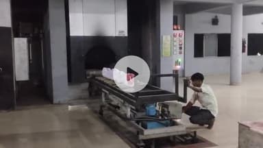 ગાંધીનગર: સાયકો કિલર વિપુલ પરમારની અંતિમ વિધિ સે-30 સમશાન ખાતે તેના જ સાવકા ભાઈ દ્વારા કરાઈ