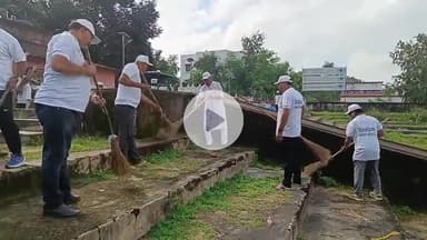 सिमडेगा: दुर्गा पूजा को लेकर नगर परिषद सिमडेगा द्वारा विसर्जन तालाब में स्वच्छता अभियान चलाया गया