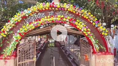 मुंगेर: चंडिका स्थान के गर्भ गृह में 3 फीट पानी, मंदिर प्रांगण में श्रद्धालु कर रहे पूजा अर्चना