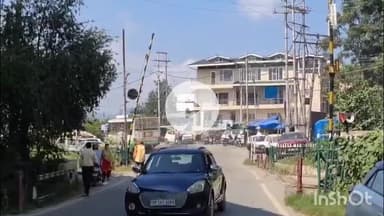 सोलन: सोलन के चंबाघाट रेलवे फाटक को स्थायी रूप से बंद करने के प्रस्ताव पर स्थानीय लोगों ने किया विरोध प्रदर्शन