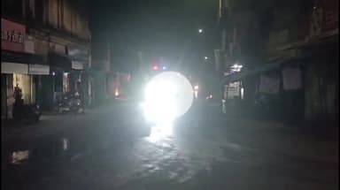 திருவையாறு: அதிகாலையில் ஏற்பட்ட அதிர்ச்சி ... பற்றி எரிந்தது ஜவுளி கடை : திருவையாறு தீயணைப்புத்துறையினர் போராடி தீயை அணைத்தனர்