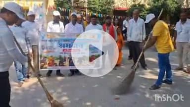 गोपालगंज: सदर प्रखंड कार्यालय परिसर में प्रमुख प्रतिनिधि के नेतृत्व में स्वच्छता अभियान चलाया गया, कर्मी मौजूद रहे