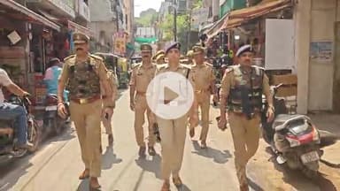 झांसी: झांसी में पोस्टर वार के बाद शांति व्यवस्था को लेकर कोतवाली थाना क्षेत्र में निकाली गई पैदल गश्त