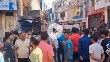 झांसी: बड़े बाजार में घर में लगी आग, सिलेंडर और AC कंप्रेसर फटने से हुआ धमाका, एक व्यक्ति घायल