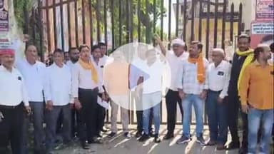 पट्टी: पट्टी तहसील में अधिवक्ता के साथ पुलिस द्वारा की गई अभद्रता को लेकर हुई तालाबंदी