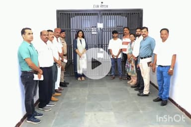 झाबुआ: झाबुआ में कलेक्टर एवं पुलिस अधीक्षक ने ईवीएम वेयरहाउस का किया निरीक्षण