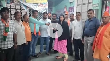 रफीगंज: नगर पंचायत में सेवा पखवाड़ा के तहत मरीजों के बीच वितरण किया गया फल