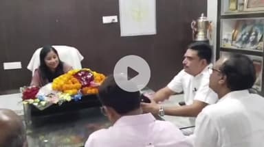 गाज़ीपुर: महिला सशक्तिकरण की नई पहचान, गाजीपुर में पहली बार शिक्षकों ने महिला बीएसए उपासना रानी वर्मा का भव्य स्वागत किया