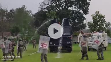 सेन्हा: पुलिस लाइन में एंटी रायट मॉकड्रिल, पुलिस बल ने शारदीय नवरात्र को लेकर दंगा नियंत्रण में दिखाई तकनीकी तैयारी व अनुशासन