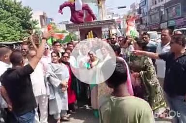 हरिद्वार: पेपर लीक मामले की CBI जांच की मांग को लेकर कांग्रेसी सड़कों पर उतरे, चंद्राचार्य चौक पर किया प्रदर्शन