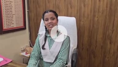 रामपुर: जिला विद्यालय निरीक्षक ने अपने कार्यालय में एक दिन के लिए इंटरमीडिएट की छात्रा को जिला विद्यालय निरीक्षक बनाया