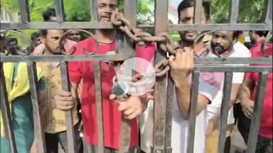 गिरिडीह: बकाया वेतन की मांग को लेकर नगर निगम के सफाई कर्मचारियों ने कार्यालय के बाहर किया प्रदर्शन