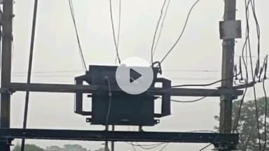 कैरो: कैरो प्रखंड के सढ़ाबे में ग्रामीणों ने कार्यपालक अभियंता को 25 केवी की जगह 100 केवी ट्रांसफार्मर लगाने का आवेदन सौंपा