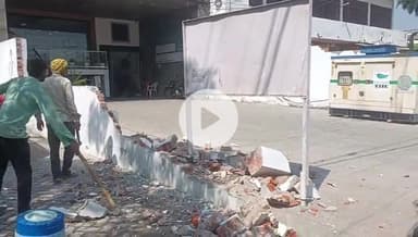 रामपुर: गांधी समाधि के निकट दुकानदारों ने नगर पालिका के बुलडोजर से बचने के लिए खुद मजदूर लगाकर अवैध अतिक्रमण हटवाया