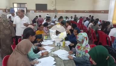 रामपुर: तहसील सदर सभागार में नगर विधानसभा के सभी BLO वर्ष 2003 की मतदाता सूची से वर्ष 2025 की मतदाता सूची का मिलन कार्य में लगे