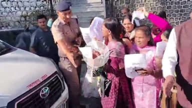 देहरादून: मसूरी में अवैध खनन के खिलाफ कांग्रेस ने किया जोरदार प्रदर्शन, कैबिनेट मंत्री गणेश जोशी के काफिले का किया घेराव