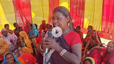 कोशी के दुख दर्द को बताती पीड़ित महिला। सुपौल