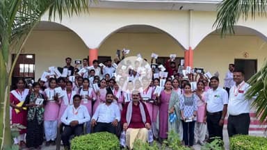 बदलापुर: तियरा में स्थित पीजी कॉलेज में छात्रों को विधायक ने वितरित किए स्मार्टफोन