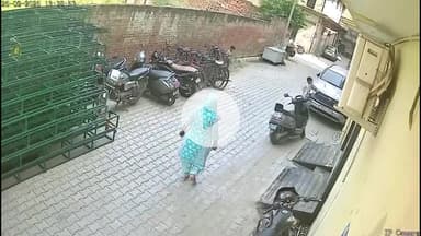 ਲੁਧਿਆਣਾ ਪੂਰਬੀ: ਸ਼ਿਵਾਜੀ ਨਗਰ ਅਵਾਰਾ ਕੁੱਤਿਆਂ ਦਾ ਆਤਕ,ਘਰ ਦੇ ਬਾਹਰ ਬੈਠੀ ਮਹਿਲਾ ਦੇ ਪੈਰ ਤੇ ਵੱਢਿਆ,ਪਾਰਸ਼ਦਪਤੀ ਬੋਲੇ 25ਤੋਂ 30 ਲੋਕਾਂ ਨੂੰ ਕੁੱਤੇ ਨੇ ਵੱਡਿਆ